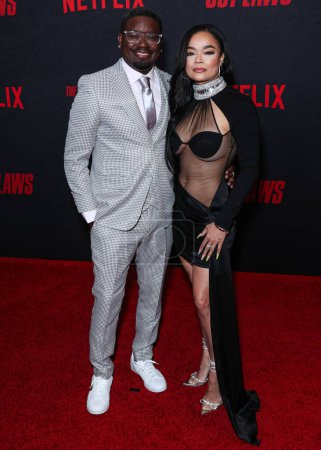 Téléchargez les photos : Lil Rel Howery et sa petite amie Dannella Lane arrivent à la première de "The Out-Laws" de Netflix à Los Angeles le 26 juin 2023 à Los Angeles, Californie, États-Unis. - en image libre de droit