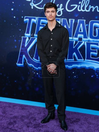Foto de Anthony De La Torre llega al estreno de Universal Pictures And DreamWorks Animation 'Ruby Gillman: Teenage Kraken' celebrado en el TCL Chinese Theatre IMAX el 28 de junio de 2023 en Hollywood - Imagen libre de derechos