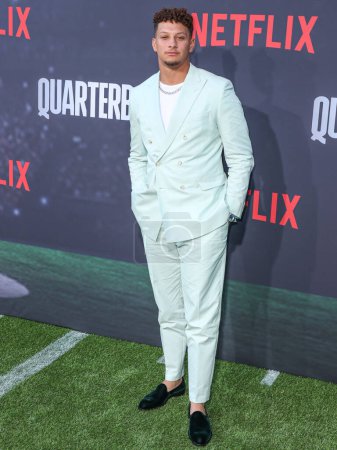 Foto de Patrick Mahomes llega al estreno en Los Ángeles de la primera temporada de 'Quarterback' de Netflix celebrada en el Teatro Netflix Tudum el 11 de julio de 2023 en Hollywood, Los Ángeles - Imagen libre de derechos