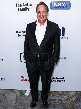 Téléchargez les photos : L'acteur et humoriste américain Jon Lovitz arrive au 23e gala annuel de la Harold And Carole Pump Foundation au Beverly Hilton Hotel le 18 août 2023 à Beverly Hills, Los Angeles, Californie, États-Unis. - en image libre de droit