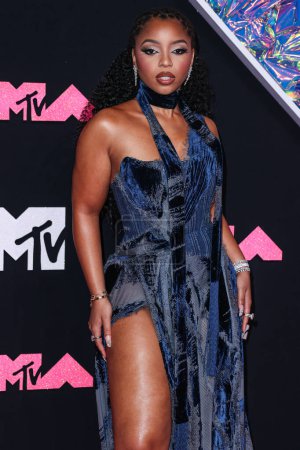 Téléchargez les photos : Chloe Bailey portant une robe en denim Roberto Cavalli arrive aux MTV Video Music Awards 2023 qui se tiennent au Prudential Center le 12 septembre 2023 à Newark, New Jersey, États-Unis. - en image libre de droit