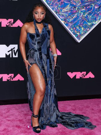 Foto de Chloe Bailey vistiendo un vestido de mezclilla Roberto Cavalli llega a los MTV Video Music Awards 2023 celebrados en el Prudential Center el 12 de septiembre de 2023 en Newark, Nueva Jersey, Estados Unidos. - Imagen libre de derechos
