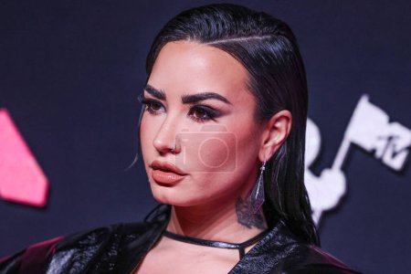 Foto de Demi Lovato con bombas de Christian Louboutin llega a la 2023 MTV Video Music Awards celebrada en el Prudential Center el 12 de septiembre de 2023 en Newark, Nueva Jersey, Estados Unidos. - Imagen libre de derechos