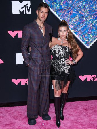 Foto de Dom Fenison y Chanel West Coast llegan a los MTV Video Music Awards 2023 celebrados en el Prudential Center el 12 de septiembre de 2023 en Newark, Nueva Jersey, Estados Unidos. - Imagen libre de derechos
