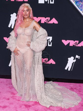 Téléchargez les photos : Karol G portant des bijoux Jacob and Co. arrive aux MTV Video Music Awards 2023 qui se tiennent au Prudential Center le 12 septembre 2023 à Newark, New Jersey, États-Unis. - en image libre de droit