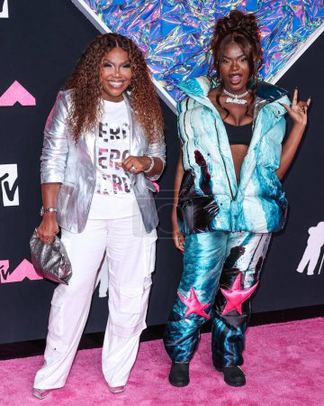 Téléchargez les photos : Mona Scott-Young et Scar Lip arrivent aux MTV Video Music Awards 2023 au Prudential Center le 12 septembre 2023 à Newark, New Jersey, États-Unis. - en image libre de droit