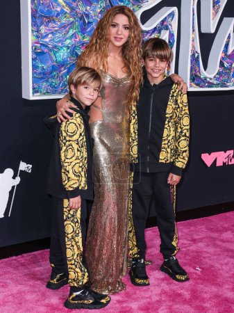 Téléchargez les photos : Sasha Pique, Shakira et Milan Pique arrivent aux MTV Video Music Awards 2023 au Prudential Center le 12 septembre 2023 à Newark, New Jersey, États-Unis. - en image libre de droit