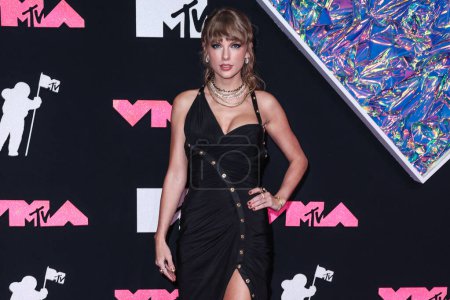 Téléchargez les photos : L'auteur-compositeur-interprète américain Taylor Swift vêtu d'une robe Versace arrive aux MTV Video Music Awards 2023 qui se tiennent au Prudential Center le 12 septembre 2023 à Newark, New Jersey, États-Unis. - en image libre de droit
