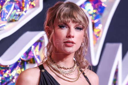 Foto de La cantante y compositora estadounidense Taylor Swift con un vestido de Versace llega a los MTV Video Music Awards de 2023 celebrados en el Prudential Center el 12 de septiembre de 2023 en Newark, Nueva Jersey, Estados Unidos.. - Imagen libre de derechos