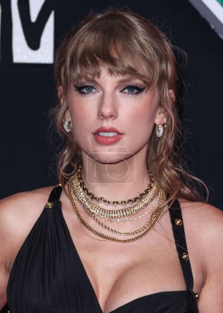 Foto de La cantante y compositora estadounidense Taylor Swift con un vestido de Versace llega a los MTV Video Music Awards de 2023 celebrados en el Prudential Center el 12 de septiembre de 2023 en Newark, Nueva Jersey, Estados Unidos.. - Imagen libre de derechos