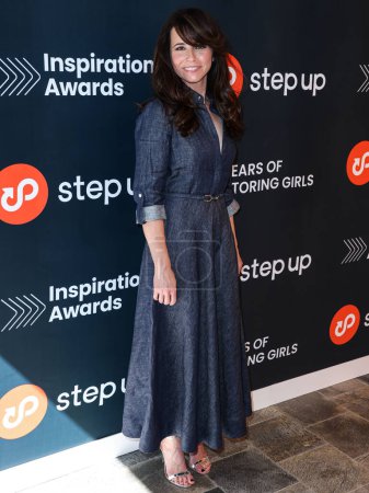 Foto de La actriz estadounidense Linda Cardellini llega al Step Up 's Annual Inspiration Awards 2023 celebrado en el Skirball Cultural Center el 6 de octubre de 2023 en Los Ángeles, California, Estados Unidos. - Imagen libre de derechos