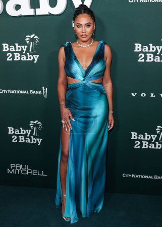 Téléchargez les photos : Ayesha Curry portant l'Alberta Ferretti arrive au Baby2Baby Gala 2023 Présenté par Paul Mitchell au Pacific Design Center le 11 novembre 2023 à West Hollywood, Los Angeles, Californie, États-Unis. - en image libre de droit