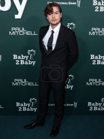 Téléchargez les photos : Cole Sprouse arrive au Baby2Baby Gala 2023 Présenté par Paul Mitchell au Pacific Design Center le 11 novembre 2023 à West Hollywood, Los Angeles, Californie, États-Unis. - en image libre de droit