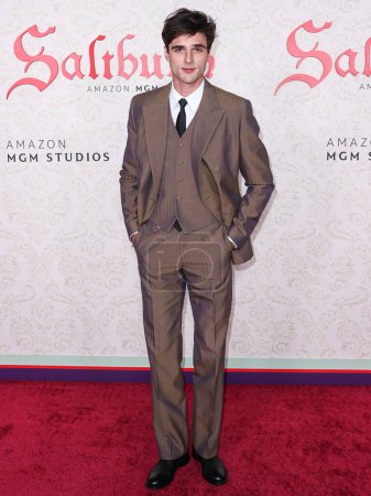 Téléchargez les photos : L'acteur australien Jacob Elordi portant Givenchy arrive à la première d'Amazon MGM Studios 'Saltburn' au Théâtre de l'Ace Hotel le 14 novembre 2023 à Los Angeles, Californie, États-Unis. - en image libre de droit