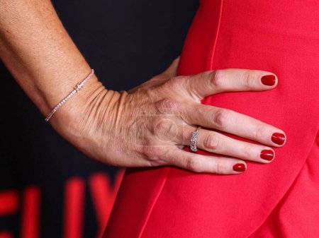 Téléchargez les photos : L'actrice américaine Jennifer Garner (bijoux et clous) arrive à la première de "Family Switch" de Netflix à AMC The Grove 14 le 29 novembre 2023 à Los Angeles, Californie, États-Unis. - en image libre de droit