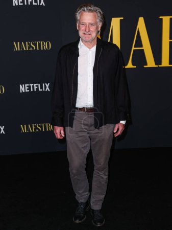 Foto de El actor estadounidense Bill Pullman llega a la Proyección Especial del 'Maestro' de Netflix celebrada en el Academy Museum of Motion Pictures el 12 de diciembre de 2023 en Los Ángeles, California, Estados Unidos. - Imagen libre de derechos