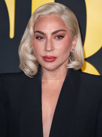 Foto de Lady Gaga (Stefani Joanne Angelina Germanotta) vistiendo un traje de Alexander McQueen llega a la Proyección Especial de Netflix 'Maestro' celebrada en el Museo de la Academia de Cine el 12 de diciembre de 2023 en Los Ángeles - Imagen libre de derechos