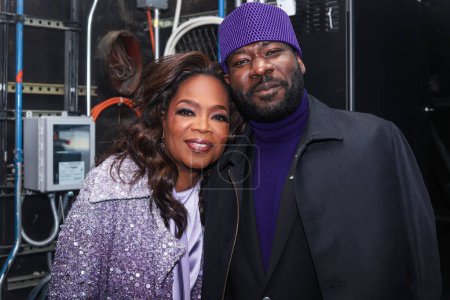 Foto de Oprah Winfrey y Blitz Bazawule asisten como Oprah Winfrey y el elenco de Warner Bros. 'The Color Purple' Light The Empire State Building PURPLE para celebrar el estreno de la película de 2023 el 12 de diciembre de 2023 en Manhattan, Nueva York, Nueva York, EE.UU. - Imagen libre de derechos