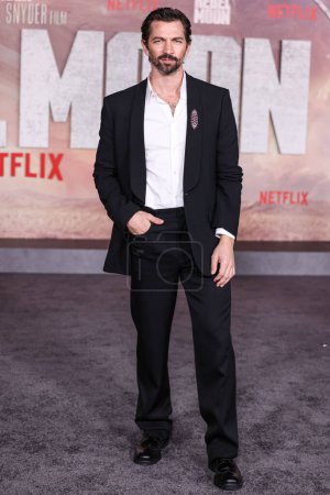 Foto de El actor holandés Michiel Huisman llega al estreno en Los Ángeles de 'Rebel Moon - Part One: A Child Of Fire' de Netflix celebrado en el TCL Chinese Theatre IMAX el 13 de diciembre de 2023 en Hollywood, Los Ángeles, California, Estados Unidos. - Imagen libre de derechos