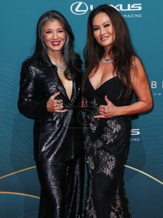 Téléchargez les photos : Kelly Hu et Tia Carrere arrivent au 21e Gala annuel inoubliable Asian American Awards qui s'est tenu au Beverly Hilton Hotel le 16 décembre 2023 à Beverly Hills, Los Angeles, Californie, États-Unis. - en image libre de droit