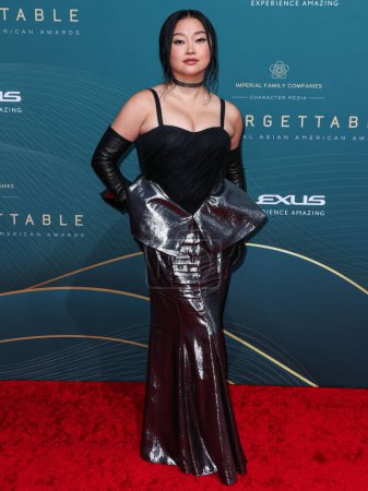 Téléchargez les photos : L'actrice américaine et YouTuber Lana Condor arrive au 21e gala annuel inoubliable Asian American Awards qui s'est tenu au Beverly Hilton Hotel le 16 décembre 2023 à Beverly Hills, Los Angeles, Californie, États-Unis. - en image libre de droit