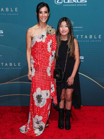 Téléchargez les photos : Lisa Ling et sa fille Jett Ling Song arrivent au 21e Gala annuel inoubliable Asian American Awards qui se tient au Beverly Hilton Hotel le 16 décembre 2023 à Beverly Hills, Los Angeles, Californie, États-Unis. - en image libre de droit