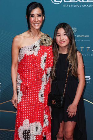 Téléchargez les photos : Lisa Ling et sa fille Jett Ling Song arrivent au 21e Gala annuel inoubliable Asian American Awards qui se tient au Beverly Hilton Hotel le 16 décembre 2023 à Beverly Hills, Los Angeles, Californie, États-Unis. - en image libre de droit