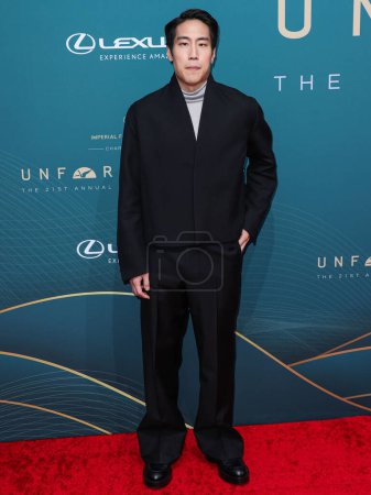 Foto de El actor estadounidense Young Mazino llega a la 21ª Gala Anual Inolvidable Asian American Awards celebrada en The Beverly Hilton Hotel el 16 de diciembre de 2023 en Beverly Hills, Los Ángeles, California, Estados Unidos. - Imagen libre de derechos