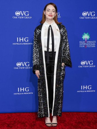 Téléchargez les photos : Emma Stone portant la coutume Louis Vuitton arrive au 35e Palm Springs International Film Festival Film Awards qui se tient au Palm Springs Convention Center le 4 janvier 2024 à Palm Springs, comté de Riverside, Californie, États-Unis. - en image libre de droit