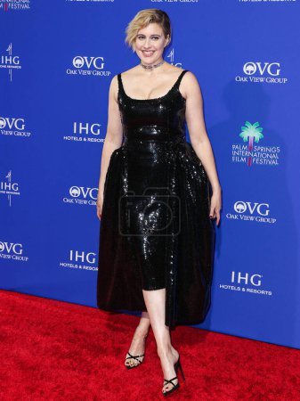 Téléchargez les photos : Greta Gerwig arrive au 35e Palm Springs International Film Festival Film Awards qui se tient au Palm Springs Convention Center le 4 janvier 2024 à Palm Springs, comté de Riverside, Californie, États-Unis. - en image libre de droit