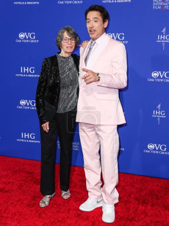 Téléchargez les photos : Rosie Levin et Robert Downey Jr. arrivent au 35e Palm Springs International Film Festival Film Awards qui se tient au Palm Springs Convention Center le 4 janvier 2024 à Palm Springs, comté de Riverside, Californie, États-Unis. - en image libre de droit