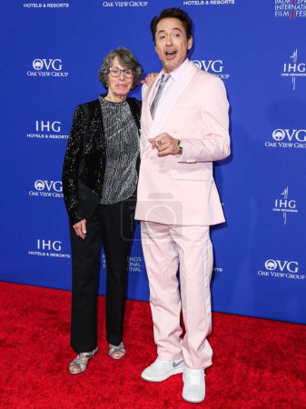 Téléchargez les photos : Rosie Levin et Robert Downey Jr. arrivent au 35e Palm Springs International Film Festival Film Awards qui se tient au Palm Springs Convention Center le 4 janvier 2024 à Palm Springs, comté de Riverside, Californie, États-Unis. - en image libre de droit