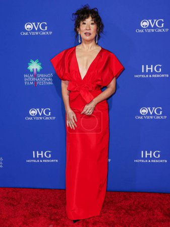 Foto de Sandra Oh vistiendo un vestido de Carolina Herrera llega a los 35º Premios Anuales de Cine del Festival Internacional de Cine de Palm Springs celebrados en el Palm Springs Convention Center el 4 de enero de 2024 en Palm Springs, Condado de Riverside, California, Estados Unidos. - Imagen libre de derechos