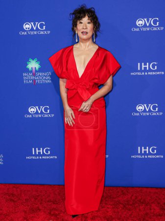Foto de Sandra Oh vistiendo un vestido de Carolina Herrera llega a los 35º Premios Anuales de Cine del Festival Internacional de Cine de Palm Springs celebrados en el Palm Springs Convention Center el 4 de enero de 2024 en Palm Springs, Condado de Riverside, California, Estados Unidos. - Imagen libre de derechos