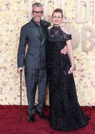 Foto de Alan Ruck y Mireille Enos llegan a los 81st Annual Golden Globe Awards celebrados en The Beverly Hilton Hotel el 7 de enero de 2024 en Beverly Hills, Los Ángeles, California, Estados Unidos. - Imagen libre de derechos