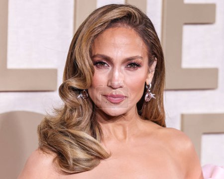 Foto de Jennifer Lopez (JLo) llega a los 81st Annual Golden Globe Awards celebrados en The Beverly Hilton Hotel el 7 de enero de 2024 en Beverly Hills, Los Ángeles, California, Estados Unidos. - Imagen libre de derechos