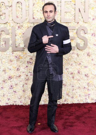 Téléchargez les photos : Khalid Abdalla arrive au 81e Golden Globe Awards annuel qui se tient au Beverly Hilton Hotel le 7 janvier 2024 à Beverly Hills, Los Angeles, Californie, États-Unis. - en image libre de droit