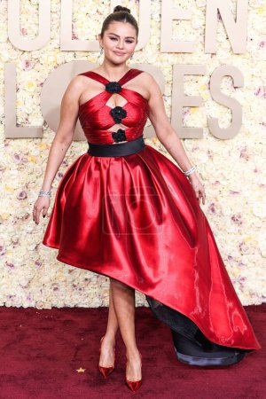 Téléchargez les photos : Selena Gomez portant coutume Armani Prive, chaussures Christian Louboutin, et bijoux Bulgari arrive à la 81e Golden Globe Awards annuelle tenue à l'Hôtel Beverly Hilton sur Janvier 7, 2024 à Beverly Hills, Los Angeles, Californie, États-Unis. - en image libre de droit