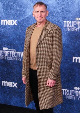Foto de Christopher Eccleston llega al estreno de la temporada 4 de 'True Detective: Night Country' de HBO en el Paramount Theatre en Paramount Pictures Studios el 9 de enero de 2024 en Hollywood, Los Ángeles, California, Estados Unidos. - Imagen libre de derechos