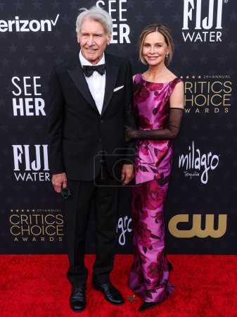 Foto de Harrison Ford y su esposa Calista Flockhart llegan a los 29th Annual Critics 'Choice Awards celebrados en The Barker Hangar el 14 de enero de 2024 en Santa Monica, Los Ángeles, California, Estados Unidos. - Imagen libre de derechos