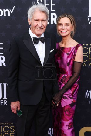 Foto de Harrison Ford y su esposa Calista Flockhart llegan a los 29th Annual Critics 'Choice Awards celebrados en The Barker Hangar el 14 de enero de 2024 en Santa Monica, Los Ángeles, California, Estados Unidos. - Imagen libre de derechos