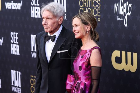 Téléchargez les photos : Harrison Ford et sa femme Calista Flockhart arrivent à la 29e cérémonie annuelle des Critics 'Choice Awards au Barker Hangar le 14 janvier 2024 à Santa Monica, Los Angeles, Californie, États-Unis. - en image libre de droit