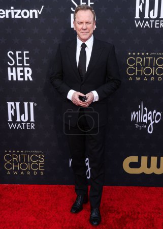 Foto de Kiefer Sutherland llega a los 29th Annual Critics 'Choice Awards celebrados en The Barker Hangar el 14 de enero de 2024 en Santa Monica, Los Ángeles, California, Estados Unidos. - Imagen libre de derechos