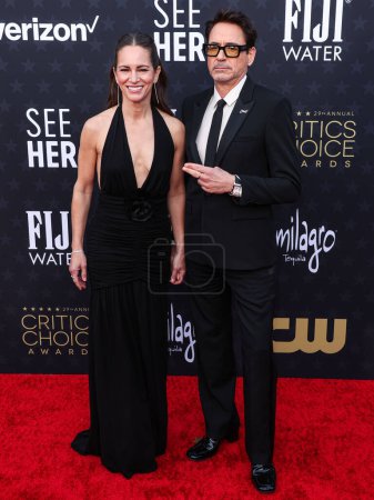 Foto de Susan Downey y su esposo Robert Downey Jr. llegan a los 29th Annual Critics 'Choice Awards celebrados en The Barker Hangar el 14 de enero de 2024 en Santa Monica, Los Ángeles, California, Estados Unidos. - Imagen libre de derechos