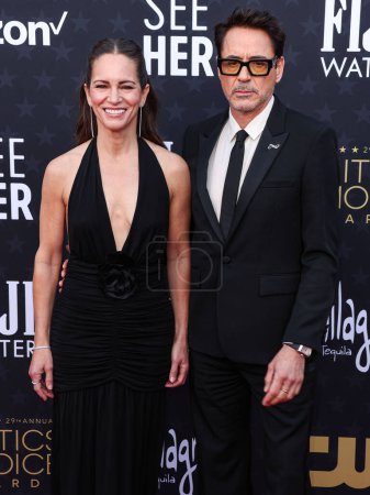 Foto de Susan Downey y su esposo Robert Downey Jr. llegan a los 29th Annual Critics 'Choice Awards celebrados en The Barker Hangar el 14 de enero de 2024 en Santa Monica, Los Ángeles, California, Estados Unidos. - Imagen libre de derechos