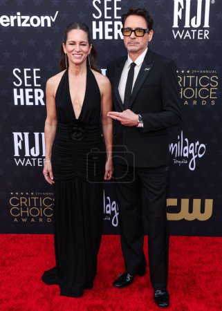 Téléchargez les photos : Susan Downey et son mari Robert Downey Jr. arrivent au 29e Annual Critics 'Choice Awards qui se tient au Barker Hangar le 14 janvier 2024 à Santa Monica, Los Angeles, Californie, États-Unis. - en image libre de droit