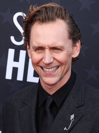 Téléchargez les photos : Tom Hiddleston arrive à la 29e cérémonie annuelle des Critics 'Choice Awards au Barker Hangar le 14 janvier 2024 à Santa Monica, Los Angeles, Californie, États-Unis. - en image libre de droit