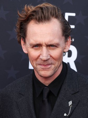 Téléchargez les photos : Tom Hiddleston arrive à la 29e cérémonie annuelle des Critics 'Choice Awards au Barker Hangar le 14 janvier 2024 à Santa Monica, Los Angeles, Californie, États-Unis. - en image libre de droit