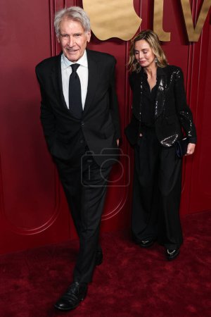 Téléchargez les photos : Harrison Ford et sa femme Calista Flockhart arrivent à la 75e soirée annuelle des Primetime Emmy Awards organisée par Apple TV + à Mother Wolf le 15 janvier 2024 à Hollywood, Los Angeles, Californie, États-Unis. - en image libre de droit