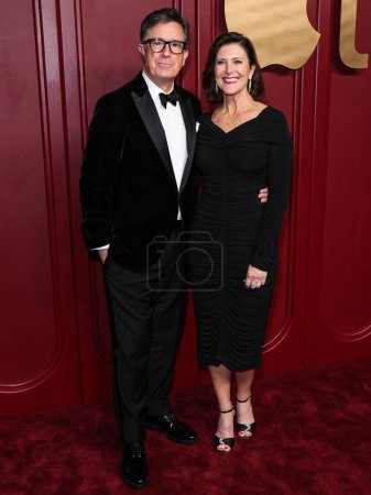 Foto de Stephen Colbert y su esposa Evelyn McGee-Colbert llegan a la 75ª Fiesta Anual de Premios Emmy Primetime de Apple TV + celebrada en Mother Wolf el 15 de enero de 2024 en Hollywood, Los Ángeles, California, Estados Unidos. - Imagen libre de derechos